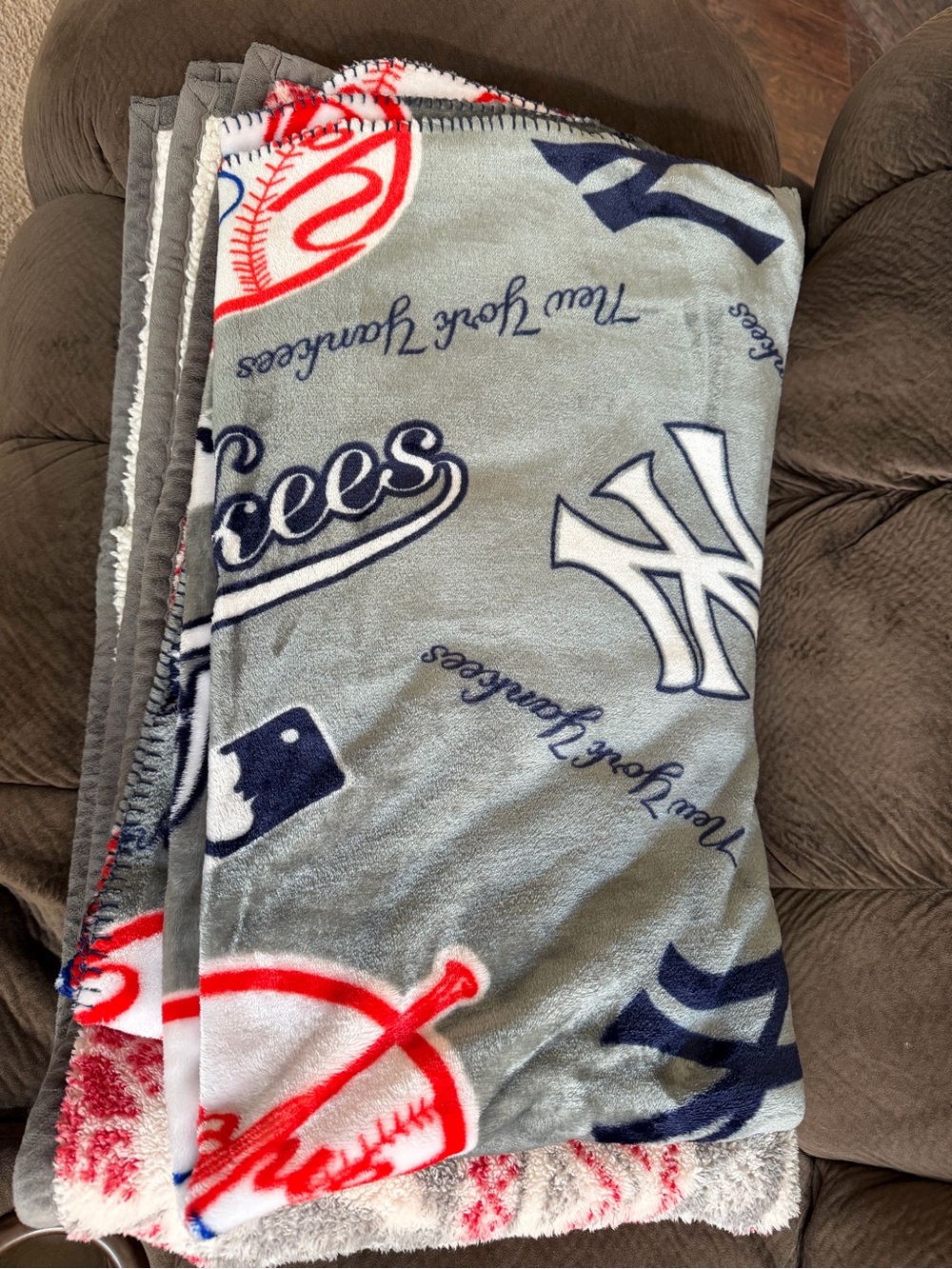 New York Yankees Plush Throw Blanket - Gray & Navy with Red NWOT